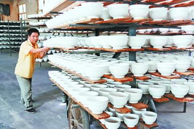 “筑巢引鳳”農(nóng)民家門口就業(yè)增收